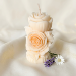 Lumânare Cilindru cu Trandafiri – Sculptură Florală Handmade - imagine 2