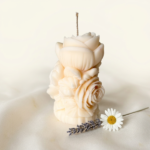 Lumânare Cilindru cu Trandafiri – Sculptură Florală Handmade - imagine 3