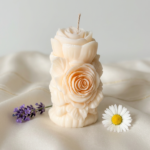 Lumânare Cilindru cu Trandafiri – Sculptură Florală Handmade